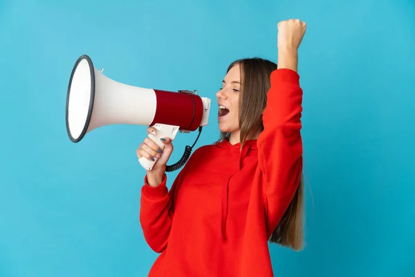 Young Lithuanian Woman Isolated Blue Background Shouting Megaphone Announce Something — Stock Photo, Image