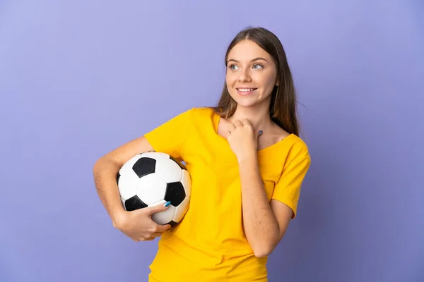 Mladý Litevský Fotbalista Žena Izolované Fialové Pozadí Vzhlíží Usmívá — Stock fotografie