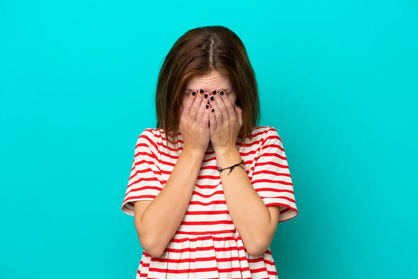 Молодая английская женщина изолирована на синем фоне с усталым и больным лицом