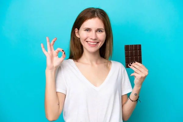 Mladá Anglická Žena Čokoládou Izolované Modrém Pozadí Ukazující Znamení Prsty — Stock fotografie