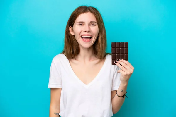 Mladá Anglická Žena Čokoládou Izolované Modrém Pozadí Překvapivým Výrazem Obličeje — Stock fotografie