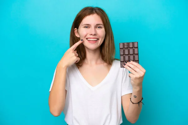 Mladá Anglická Žena Čokoládou Izolované Modrém Pozadí Dává Palce Nahoru — Stock fotografie