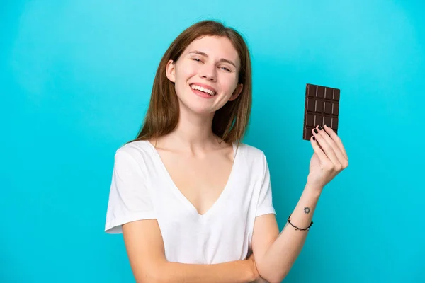 Mladá Anglická Žena Izolované Modrém Pozadí Čokoládovou Tabletu Šťastný — Stock fotografie