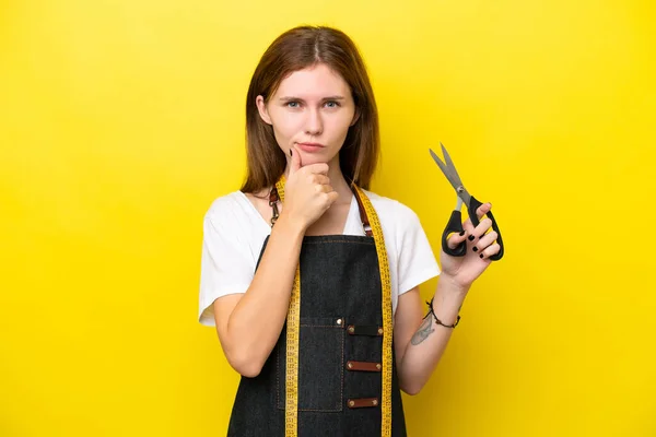 Young Seamstress English Woman Isolated Yellow Background Thinking — Stockfoto
