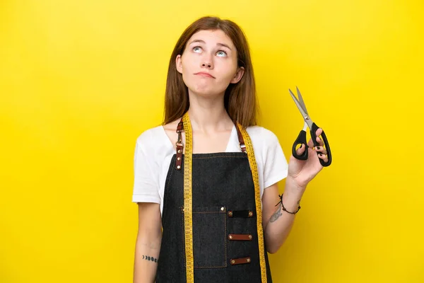 Young Seamstress English Woman Isolated Yellow Background Looking — Stockfoto