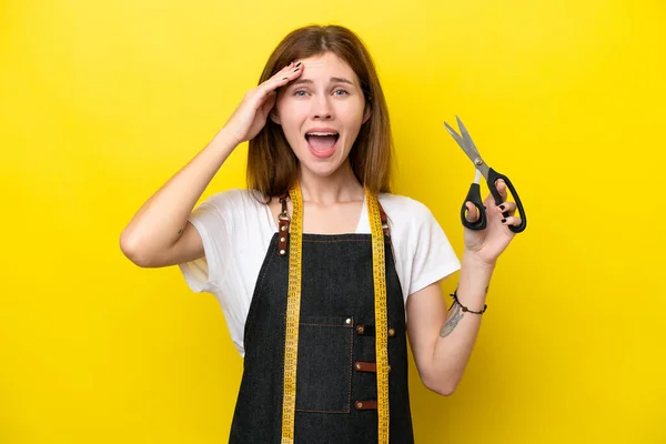 Young Seamstress English Woman Isolated Yellow Background Surprise Expression — Stockfoto