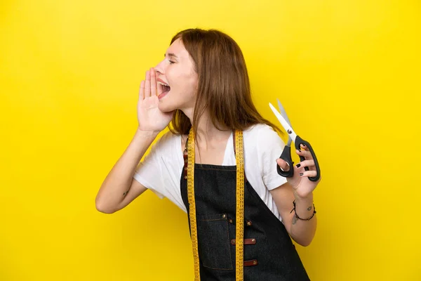 Young Seamstress English Woman Isolated Yellow Background Shouting Mouth Wide — ストック写真