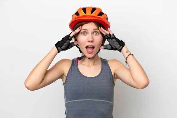 Genç Bisikletçi Ngiliz Kadın Sürpriz Bir Ifadeyle Beyaz Arka Planda — Stok fotoğraf