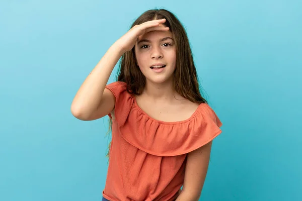 Little Caucasian Girl Isolated Blue Background Looking Far Away Hand — Stock Photo, Image