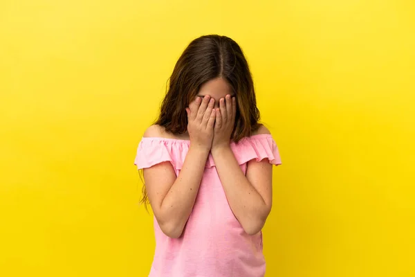 Pequena Menina Caucasiana Isolado Fundo Amarelo Com Expressão Cansada Doente — Fotografia de Stock