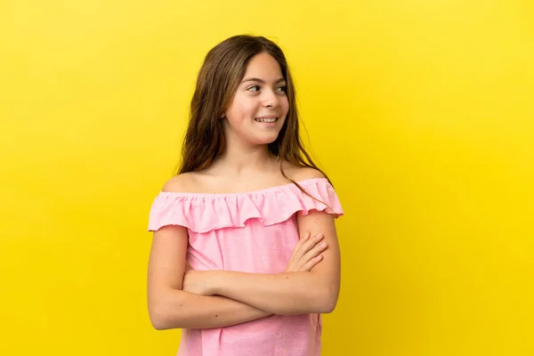 Menina Caucasiana Pouco Isolado Fundo Amarelo Com Braços Cruzados Feliz — Fotografia de Stock