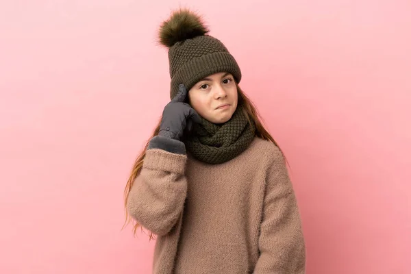 Liten Flicka Med Vinter Hatt Isolerad Rosa Bakgrund Tänker Idé — Stockfoto