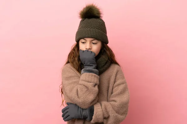Маленькая Девочка Зимней Шляпе Изолированы Розовом Фоне Имеющие Сомнения — стоковое фото