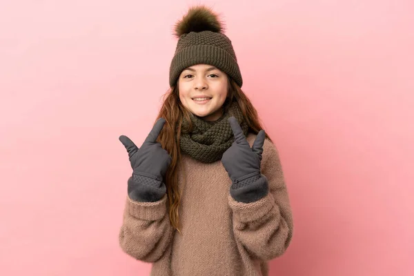 Malá Dívka Zimní Klobouk Izolované Růžovém Pozadí Dává Palce Nahoru — Stock fotografie
