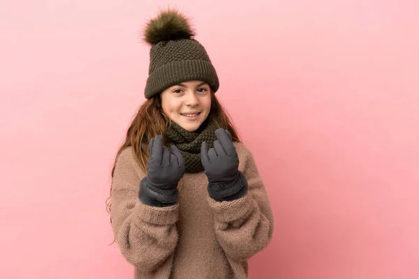 Liten Flicka Med Vinter Hatt Isolerad Rosa Bakgrund Gör Pengar — Stockfoto