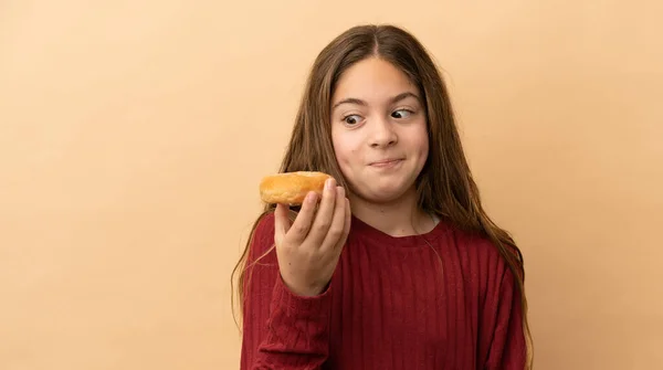 Klein Blank Meisje Geïsoleerd Beige Achtergrond Holding Donuts — Stockfoto