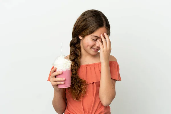Liten Kaukasisk Flicka Med Jordgubbsmjölkshake Isolerad Vit Bakgrund Skrattar — Stockfoto