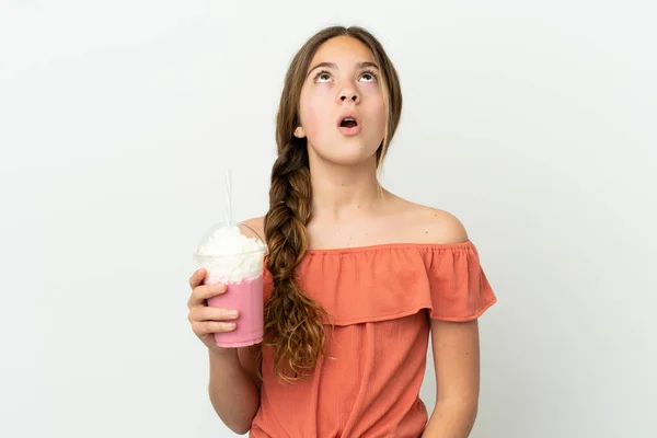 Liten Kaukasisk Flicka Med Jordgubbsmjölkshake Isolerad Vit Bakgrund Tittar Upp — Stockfoto