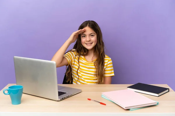 Menina Estudante Local Trabalho Com Laptop Isolado Fundo Roxo Saudando — Fotografia de Stock