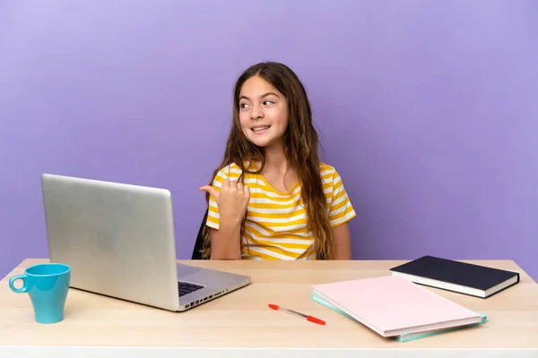 Menina Estudante Local Trabalho Com Laptop Isolado Fundo Roxo Apontando — Fotografia de Stock