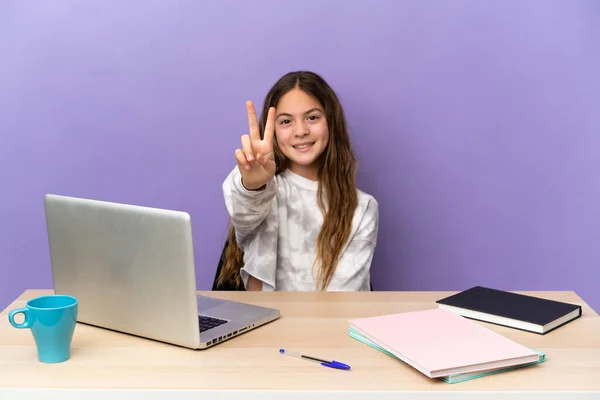 Menina Estudante Local Trabalho Com Laptop Isolado Fundo Roxo Sorrindo — Fotografia de Stock