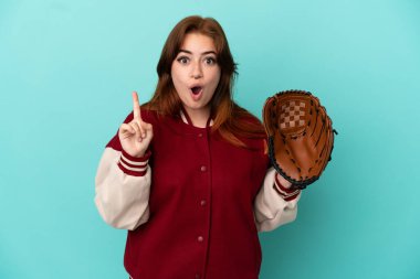 Beyzbol oynayan genç kızıl saçlı kadın mavi arka planda soyutlanmış bir şekilde parmağını kaldırarak çözümü bulmaya çalışıyor.