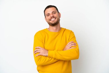 Beyaz arka planda izole genç Brezilyalı adam kollarını ön cephede çapraz tutuyor.
