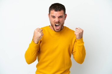 Beyaz arka planda izole edilmiş genç Brezilyalı bir adam kötü bir durum yüzünden hayal kırıklığına uğramış.