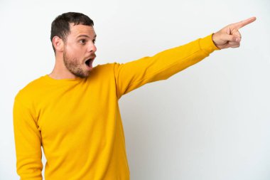 Beyaz arka planda izole edilmiş genç Brezilyalı adam...