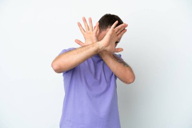 Beyaz arka planda izole edilmiş genç Brezilyalı adam sinirleri öne doğru geriliyor.