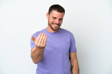 Genç Brezilyalı bir adam beyaz arka planda izole edilmiş ve davet edilmişti. Gelmene sevindim.