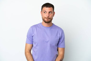 Genç Brezilyalı bir adam beyaz arka planda izole edilmiş.