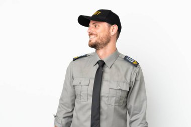 Beyaz arka planda izole edilmiş Brezilyalı genç bir adam.