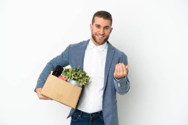 Beyaz arka planda izole edilmiş eşyalarla dolu bir kutuyu seçerken genç beyaz bir adam harekete geçiyor. Gelmene sevindim.