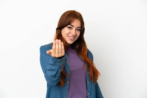 Young Redhead Woman Isolated White Background Inviting Come Hand Happy — Stockfoto