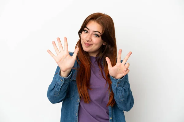 Beyaz Arka Planda Izole Edilmiş Genç Kızıl Saçlı Kadın Parmaklarıyla — Stok fotoğraf