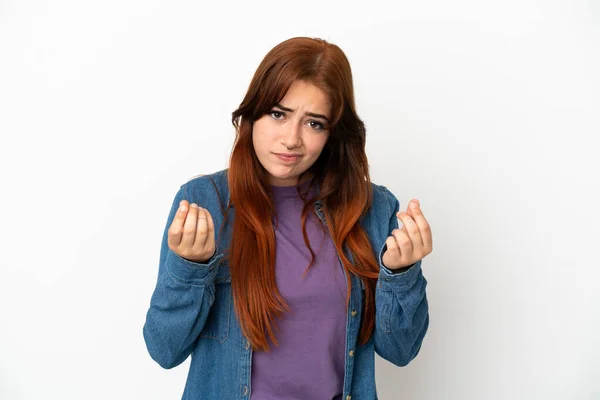 Jeune Rousse Femme Isolée Sur Fond Blanc Faisant Geste Argent — Photo