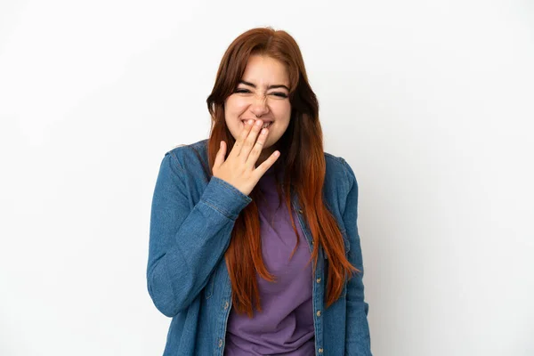 Beyaz Arka Planda Izole Edilmiş Genç Kızıl Saçlı Kadın Mutlu — Stok fotoğraf