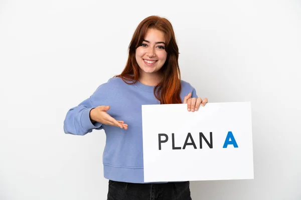 Mulher Ruiva Jovem Isolado Fundo Branco Segurando Cartaz Com Mensagem — Fotografia de Stock