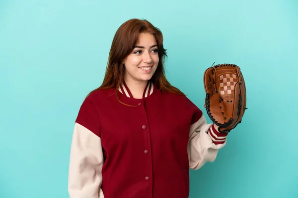 Young Redhead Woman Playing Baseball Isolated Blue Background Looking Side — ストック写真