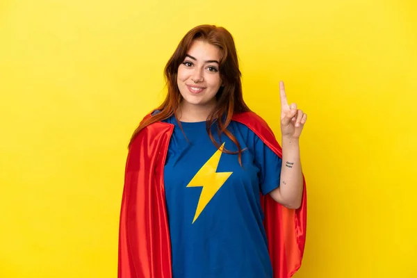 Super Hrdina Zrzka Žena Izolované Žlutém Pozadí Ukazuje Ukazováčkem Skvělý — Stock fotografie