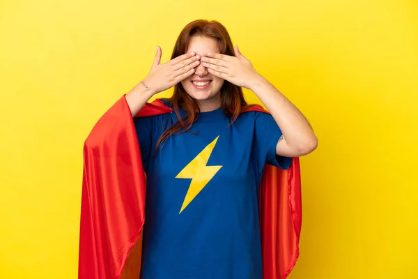 Super Hero Redhead Woman Isolated Yellow Background Covering Eyes Hands — Stock fotografie