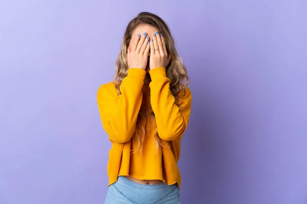 Junge Brasilianerin Isoliert Auf Violettem Hintergrund Die Augen Mit Den — Stockfoto