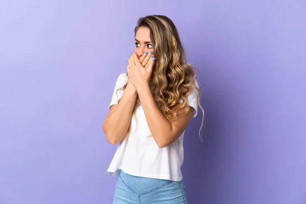 Young Brazilian Woman Isolated Purple Background Covering Mouth Looking Side — 스톡 사진