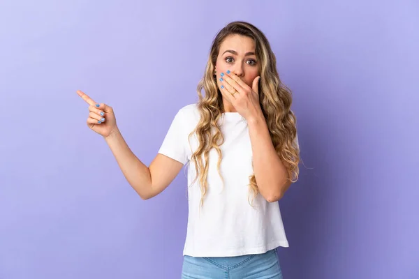 Young Brazilian Woman Isolated Purple Background Surprise Expression While Pointing — Foto de Stock