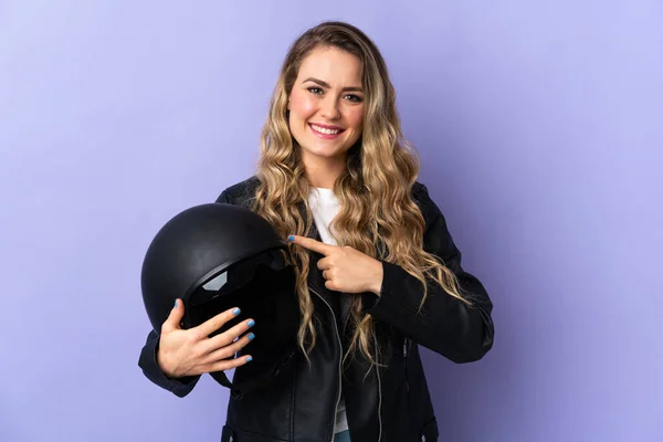 Молодая Бразильская Женщина Мотоциклетным Шлемом Изолированным Фиолетовом Фоне Указывая Сторону — стоковое фото