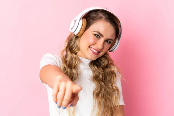 Young Brazilian Woman Isolated Pink Background Listening Music — Stock Photo, Image