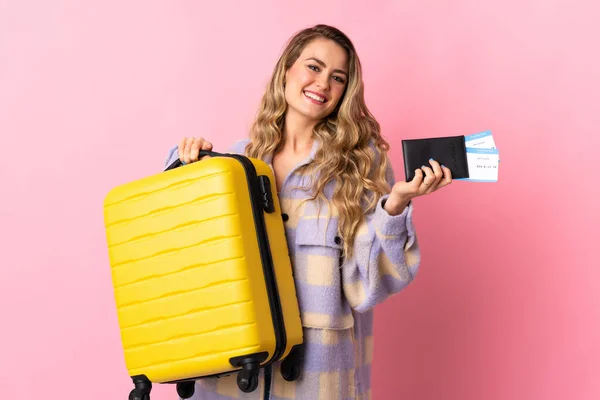 Jovem Brasileira Isolada Fundo Rosa Férias Com Mala Passaporte — Fotografia de Stock