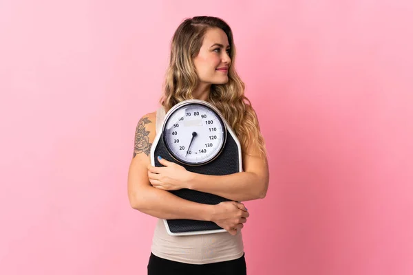 Young Brazilian Woman Isolated Pink Background Weighing Machine Looking Side — Photo