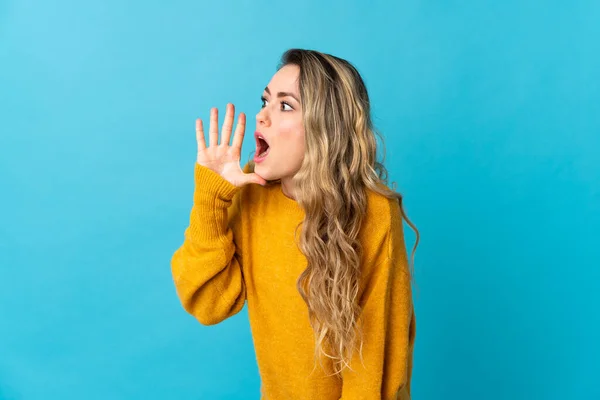 Mujer Brasileña Joven Aislada Sobre Fondo Azul Gritando Con Boca —  Fotos de Stock